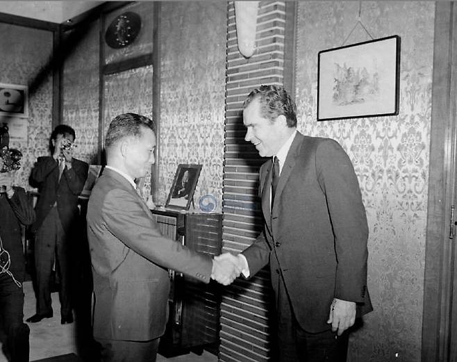 1969년 박정희 대통령이 방미기념행사에서 닉슨 대통령과 악수하는 모습.(출처 국가기록원)