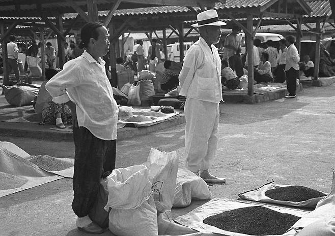 곡물전에서 손님을 기다리는 어르신들. 1998,전남 구례장./ 사진가 정영신