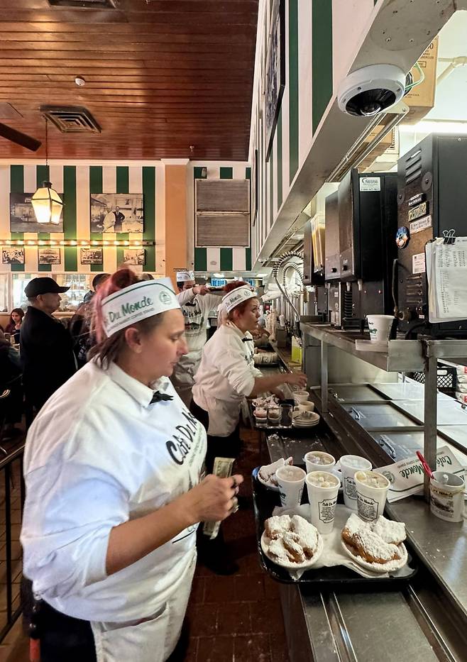 카페 뒤 몽드(Café du Monde)의 직원들. 개인사업자와 같이 안내와 주문, 서빙, 계산까지 모두 테이블 담당 직원 한명의 몫이다. /박진배 뉴욕 FIT 교수·마이애미대학교 명예석좌교수