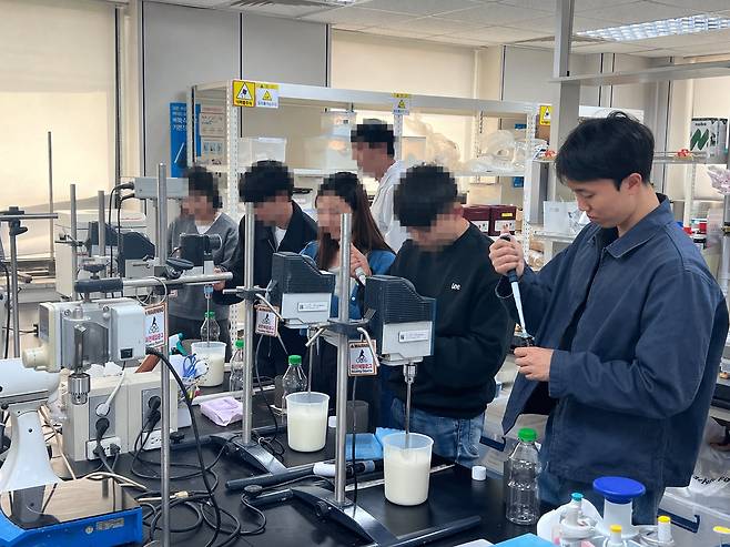 지난 23일 경기 용인시 hy 중앙연구소에서 진행된 '프로바이오틱스 클래스'에서 기자들이 음료 제작 체험을 하고 있다. /hy 제공
