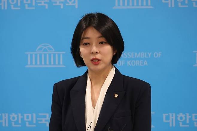 배현진 국민의힘 의원이 24일 서울 여의도 국회 소통관에서 취재진 질문에 답하고 있다. ⓒ 뉴시스