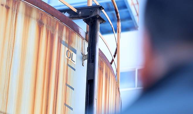 중동 전쟁 여파가 이어지고 있는 지난 8일 인천 서구의 한 아스콘(아스팔트 콘크리트) 생산 공장 아스팔트 저장탱크의 무게추 눈금이 0을 가리키고 있다.   이 공장은 중동 전쟁 여파로 아스팔트 공급이 끊겨 가동이 중단되었다. 아스팔트는 원유 정제 과정에서 나오는 부산물로 원유 수급 여건이 악화되면 큰 영향을 받는다. 2026.04.08 인천=뉴시스