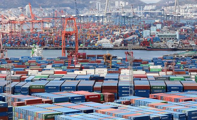 부산항 신선대부두와 감만부두 야적장의 컨테이너들. 2026.4.1 ⓒ 뉴스1