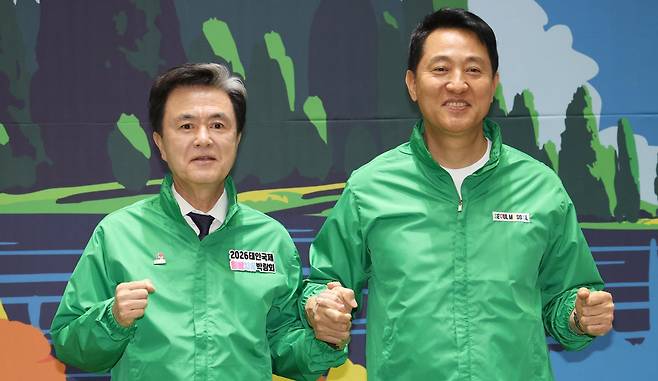 오세훈 서울시장(오른쪽)과 김태흠 충남도지사가 22일 오후 서울시청에서 녹색 점퍼를 입고 포즈를 취하고 있다. 뉴스1