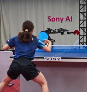 지난해 4월 인공지능(AI) 탁구 로봇 ‘에이스’와 일본 안도 미나미 선수가 대결하고 있다. 소니 AI 제공