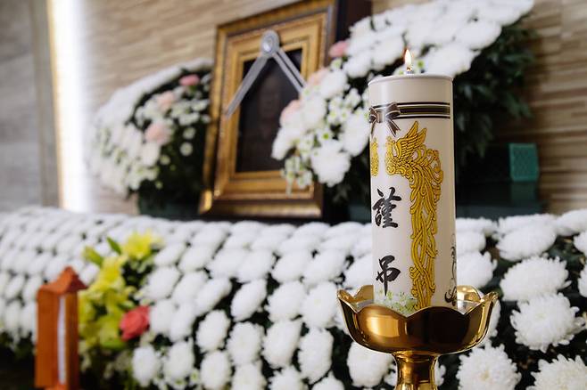 성남시가 시민이 자택에서 의료 지원을 받으며 존엄하게 임종할 수 있도록 돕는 사업인 ‘내 집 생애말기 케어’를 전국 최초로 시행한다. 사진=게티이미지뱅크.