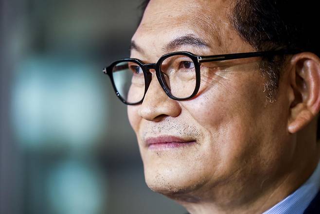 방미 일정을 마친 송영길 더불어민주당 전 대표가 20일 인천국제공항을 통해 귀국해 취재진 질문에 답하고 있다. 뉴시스