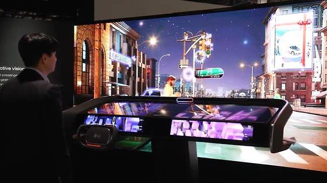 CES 2026 LG전자 전시 부스에서 관람객이 AI 기반 차량용 솔루션을 체험하고 있다. LG전자 제공