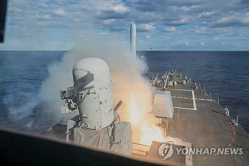 지난 2월 28일(현지시간) 미 알레이버크급 유도미사일 구축함 ‘벌클리함’이 토마호크 미사일을 발사하고 있다. [AP=연합뉴스]