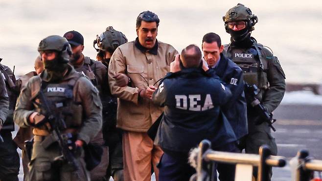 지난 1월 5일(현지시간) 니콜라스 마두로 전 베네수엘라 대통령이 미국 특수부대에 호송되고 있다. 사진=로이터 연합뉴스