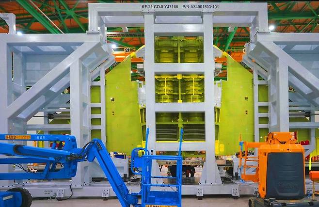 지난 16일 경남 사천 한국항공우주산업(KAI) 고정익동에서 KF-21 주익동체결합장치가 있다. KAI 제공