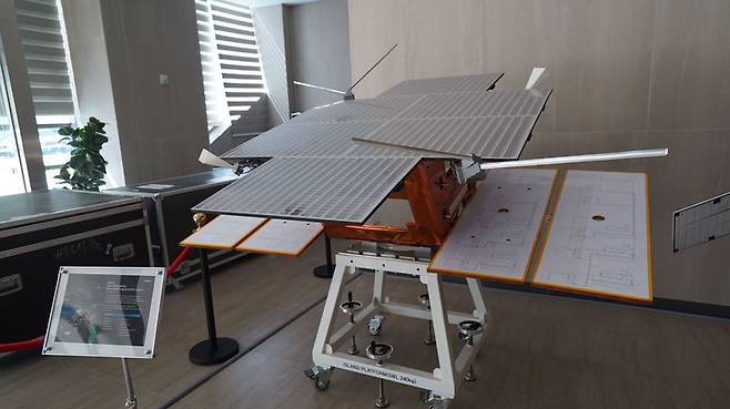 지난 16일 경남 사천 한국항공우주산업(KAI) 우주센터 내 초소형위성체계 SAR검증위성 모형이 놓여져있다. KAI 제공