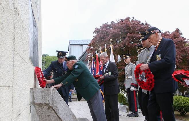 지난 2024년 4월 24일 경기 가평군 영연방참전기념비에서 열린 영연방 가평전투 73주년 기념식에서 영연방 참전용사들이 헌화하고 있다. 국가보훈부 제공