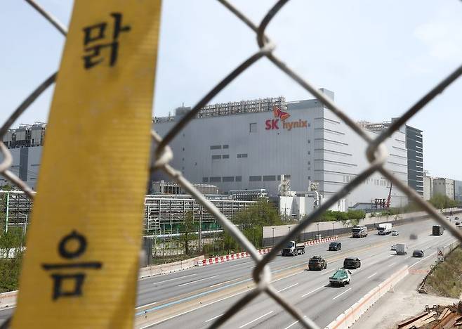 SK하이닉스가 1분기 영업이익 37조6000억원의 어닝 서프라이즈를 기록하며 반도체 슈퍼사이클 진입을 입증했다. 메모리 팹 부족과 AI 연산량 증가로 향후 2~3년간 구조적 수급 불균형이 이어질 것이란 전망이 나오면서 증권가에서는 목표주가 200만원대 리포트가 줄을 잇고 있다. /사진=뉴스1