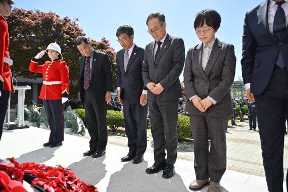 24일 가평군 영연방 참전기념비에서 개최된 제75회 가평전투 기념식에서 이용철 방위사업청장이 헌화 후 묵념하고 있다. 방위사업청 제공