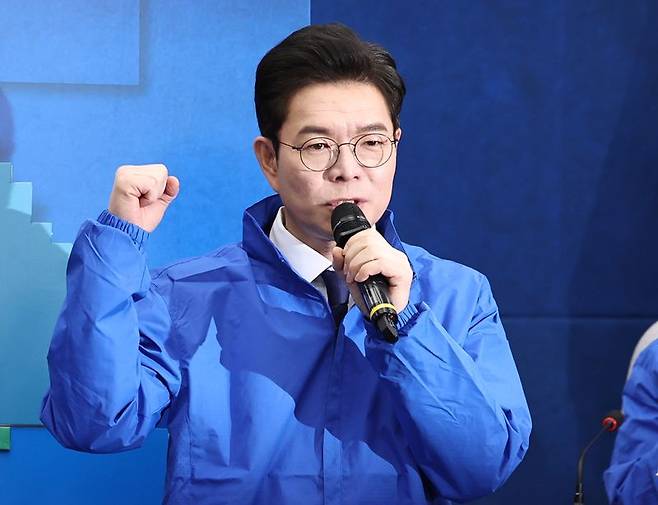 정원오 더불어민주당 서울시장 후보가 23일 서울 여의도 국회에서 열린 6·3 지방선거 광역단체장 후보 연석회의에서 각오를 밝히고 있다. 뉴스1