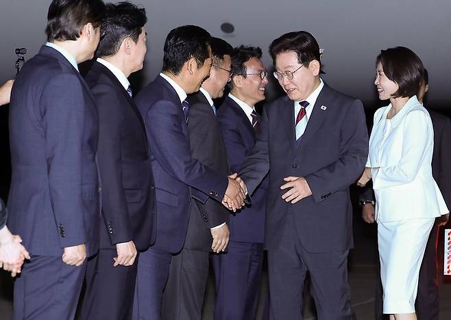 인도·베트남 국빈방문을 마치고 귀국한 이재명 대통령과 김혜경 여사가 24일 성남 서울공항에서 환영나온 김민석 국무총리 등과 인사하고 있다. 왼쪽부터 홍익표 정무수석, 강훈식 대통령비서실장, 더불어민주당 정청래 대표, 윤호중 행정안전부 장관, 김민석 총리. 연합뉴스