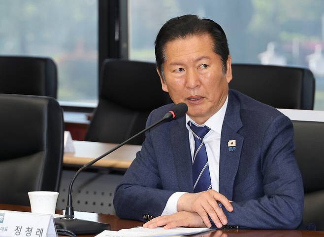 더불어민주당 정청래 대표가 24일 인천 연수구 한국가스공사 인천 LNG 생산기지를 방문, 현장을 둘러본 뒤 간담회를 열고 있다. 연합뉴스