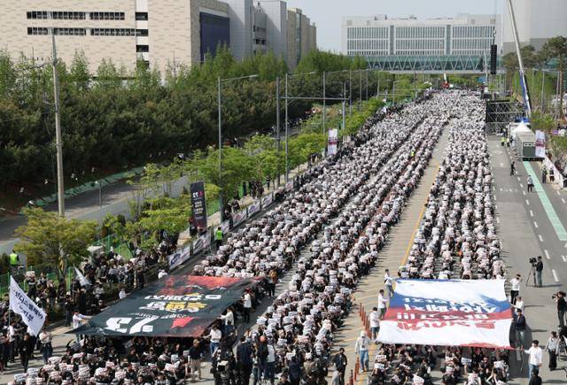 23일 경기 평택시 삼성전자 평택캠퍼스 앞에서 열린 삼성전자 노동조합 공동투쟁본부의 투쟁 결의대회에서 조합원들이 구호를 외치고 있다. 연합뉴스
