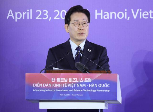 베트남을 국빈방문중인 이재명 대통령이 23일 베트남 하노이 한 호텔에서 열린 한-베 비즈니스 포럼에 참석해 발언을 하고 있다. 하노이=왕태석 선임기자