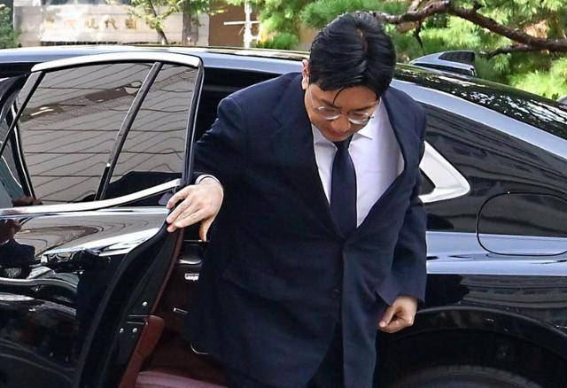 자본시장법상 부정거래행위 금지 위반 혐의를 받는 방시혁 하이브 의장이 지난해 9월 15일 서울 마포구 서울경찰청 금융범죄수사대의 소환 조사에 출석하고 있다. 강예진 기자