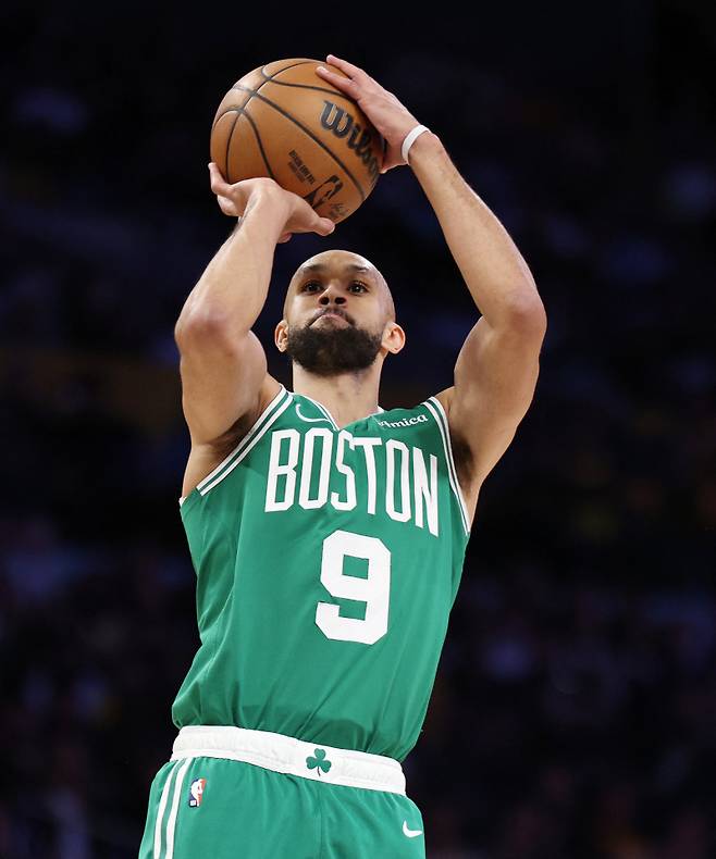 <yonhap photo-5548=""> 2025~26 NBA 스포츠맨십상 수상자로 선정된 데릭 화이트. [AFP=연합뉴스]</yonhap>