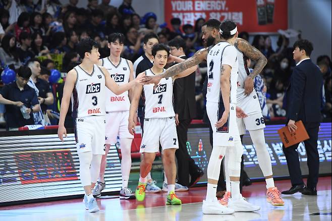 &nbsp;24일 안양 정관장 아레나에서 열린 2025~26 프로농구 4강 플레이오프에서 정관장을 압도한 KCC 선수들. KBL 제공