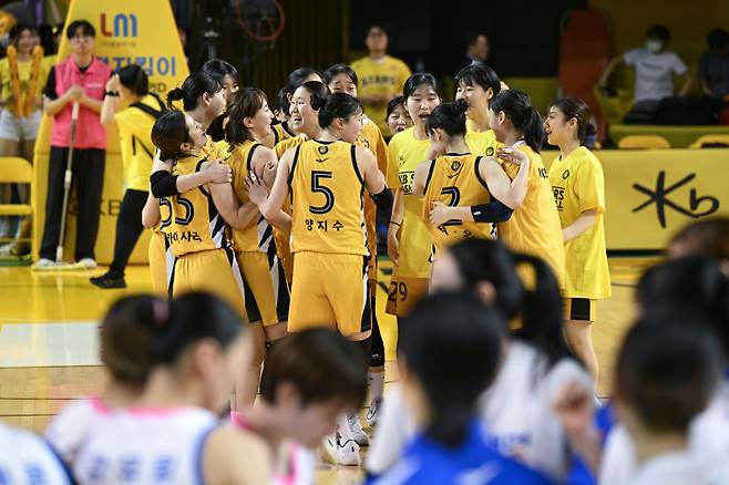 24일 청주체육관에서 열린 여자프로농구 챔피언결정전 2차전을 승리한 KB 선수들이 기뻐하고 있다. WKBL 제공