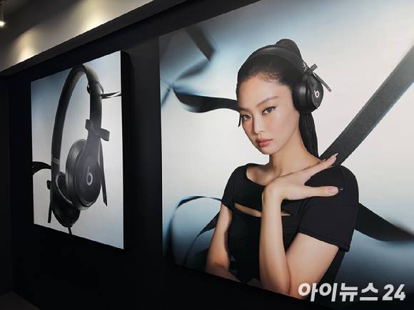 비츠 팝업스토어 포토월 앞에서 제니와 함께 사진을 찍을 수 있다. [사진=황세웅 기자]