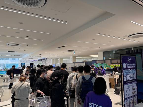 '환락! 팝업스토어 인 삼성스토어 홍대'에 모인 관람객들. [사진=호요버스코리아]