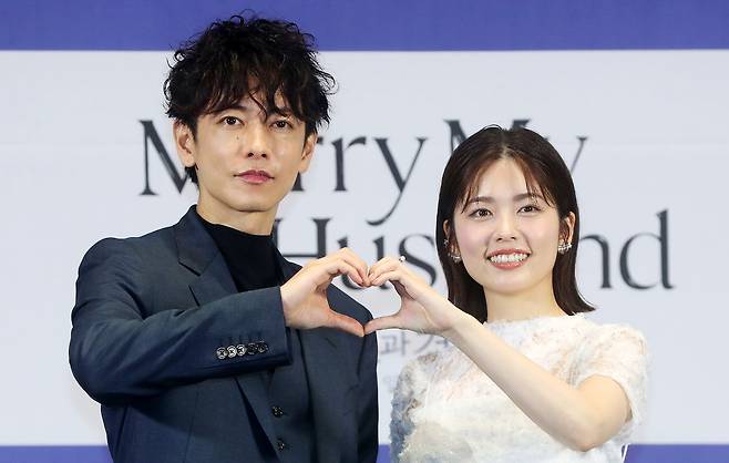 일본판 ‘내남결’에 출연한 배우 사토 타케루(왼쪽)와 코시바 후우카. [뉴시스]