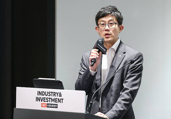 지난 22일 서울 영등포구 여의도 파크원타워에서 더중앙플러스 Industry & Investsment 시즌 1 K 반도체 연구 세미나가 열렸다. 조수홍 NH투자증권 리서치본부장이 강연하고 있다. 김경록 기자