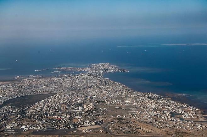 지난 2024년 12월 지부티 수도 지부티 시티 상공에서 찍은 촬영한 사진. 지부티 시티 앞 바다가 홍해 바브엘만데브해협이다. AFP=연합뉴스