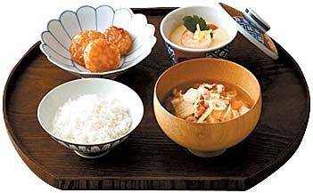 한 상에 조리법과 색감 중복을 피해 완결성을 추구하는 일본의 밥과 찬의 구성 일즙삼채.