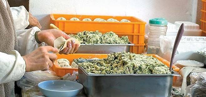 개성만두 궁에서 만두를 빚는 모습. [사진 정연주]