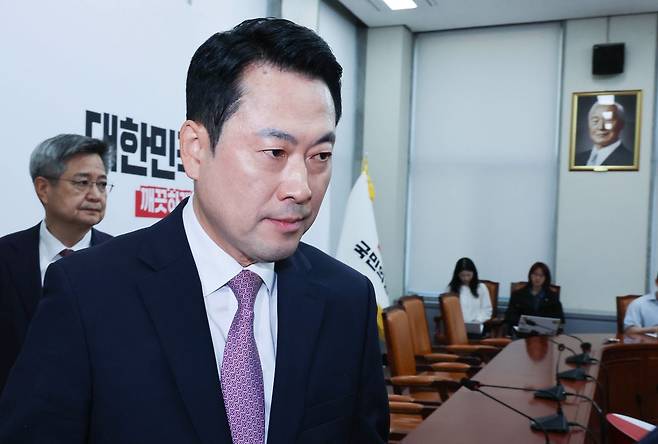 장동혁 국민의힘 대표가 24일 오전 국회에서 현안 관련 브리핑을 마치고 회의실을 나서고 있다. 임현동 기자