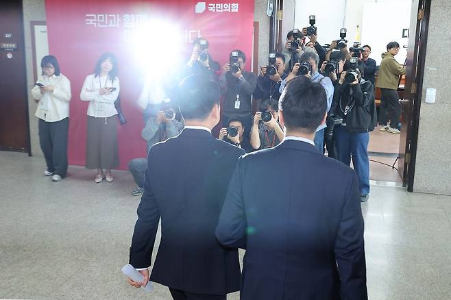 장동혁 국민의힘 대표가 24일 서울 여의도 국회에서 현안 관련 브리핑에 참석하고 있다. 뉴스1