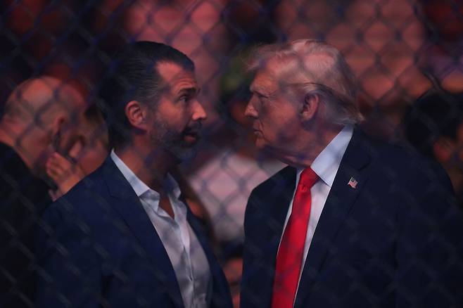 지난 11일 도널드 트럼프 미국 대통령과 장남 트럼프 주니어가 플로리다 마이애미에서 열린 종합격투기 경기를 관람하던 중 대화를 나누고 있다. 이날 미국은 이란과의 종전합의를 시도했지만, 파키스탄에서 진행된 협상은 결렬됐다. 연합뉴스