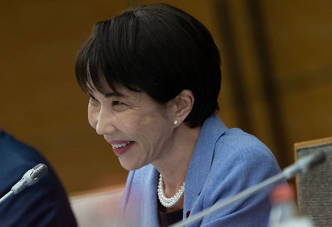 다카이치 사나에 일본 총리가 지난 22일 총리 관저에서 몬테네그로 대통령을 만난 자리에서 미소를 짓고 있다. AFP=연합뉴스