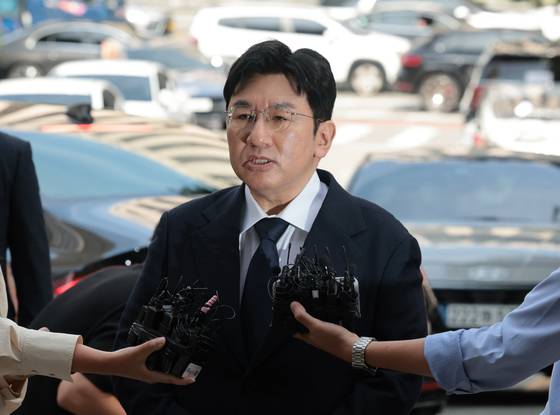 검찰이 24일 하이브 상장 과정에서 주주들을 속여 지분을 팔게 하고 차익을 얻은 혐의를 받는 방시혁 하이브 의장에 대한 구속영장을 되돌려보냈다. 사진은 방 의장이 서울경찰청 금융범죄수사대에 피의자 신분으로 출석한 모습. 연합뉴스