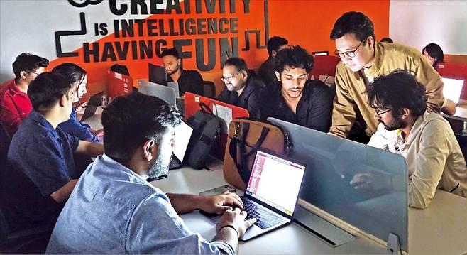 지난 19일 인도 노이다의 한 사무실에서 개발자들이 한국 기업의 프로젝트를 수행하고 있다. 한국 직원들이 퇴근한 이후에도 업무를 이어가는 ‘24시간 릴레이 개발’이 이뤄지고 있다.  /노이다=안정훈 기자