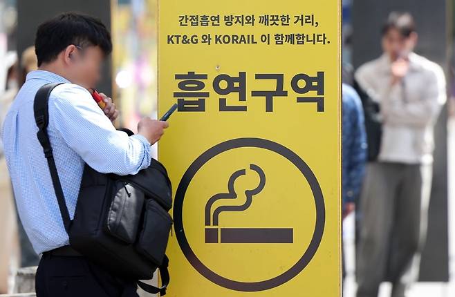 24일부터 합성 니코틴이 포함된 액상형 전자담배는 금연 구역에서 사용이 금지됐다. 뉴스1