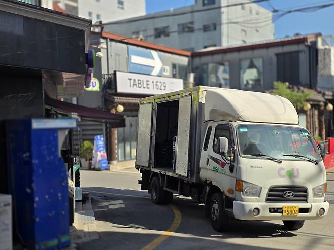 신림동 내 한 CU 편의점 앞에 서 있는 물류 트럭 /사진=이정우 기자