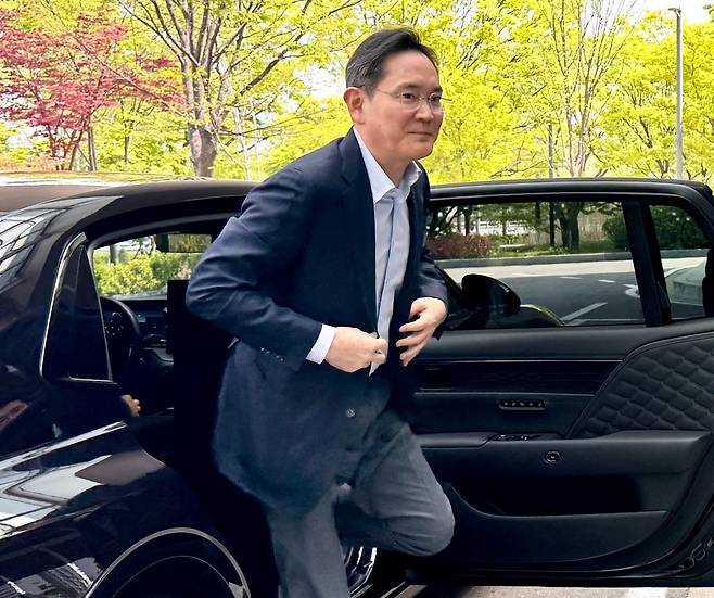 이재용 삼성전자 회장이 인도·베트남 경제사절단 동행을 위해 지난 19일 서울 강서구 서울김포비즈니스항공센터(SGBAC)를 통해 출국하고 있다. 사진=연합뉴스