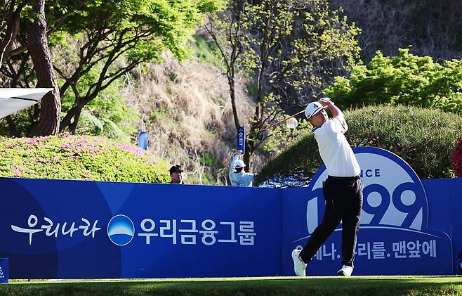 임성재가 24일 경기 파주 서원밸리CC에서 열린 한국프로골프(KPGA)투어 우리금융챔피언십 2라운드 10번홀에서 티샷을 하고 있다. KPGA 제공