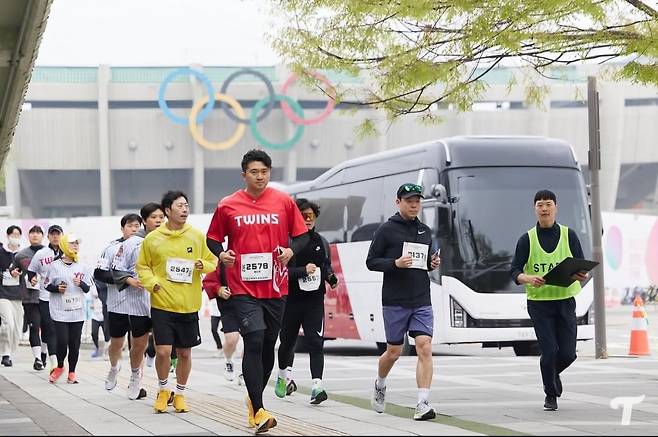 LG트윈스가 지난 11일 오전 7시부터 잠실야구장에서 러닝 아카데미를 열었다. /사진=LG트윈스