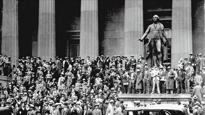 1929년 10월 주식시장이 폭락하자 투자자들이 미국 뉴욕증권거래소 앞에 모인 모습.  /AP통신