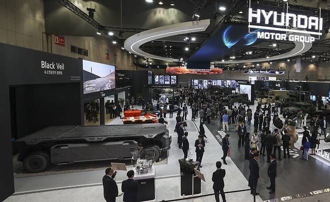 서울국제항공우주 및 방위산업 전시회 ‘ADEX 2025’ 현대로템 부스에 수소 기반 무인 전동화 플랫폼 블랙 베일이 전시돼 있다. 사진=임형택 한국경제신문 기자