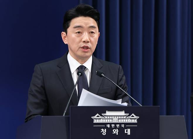 강훈식 대통령 비서실장이 15일 청와대 춘추관 브리핑룸에서 전략경제협력 대통령특사 활동 결과에 대한 브리핑을 하고 있다./2026.4.15. 청와대사진기자단 한국경제 김범준 기자