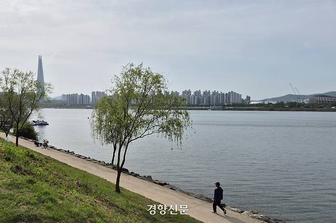 6·3 지방선거를 40여일 앞둔 22일 서울 광진구 뚝섬한강공원에서 한 시민이 강변을 산책하고 있다. 허진무 기자